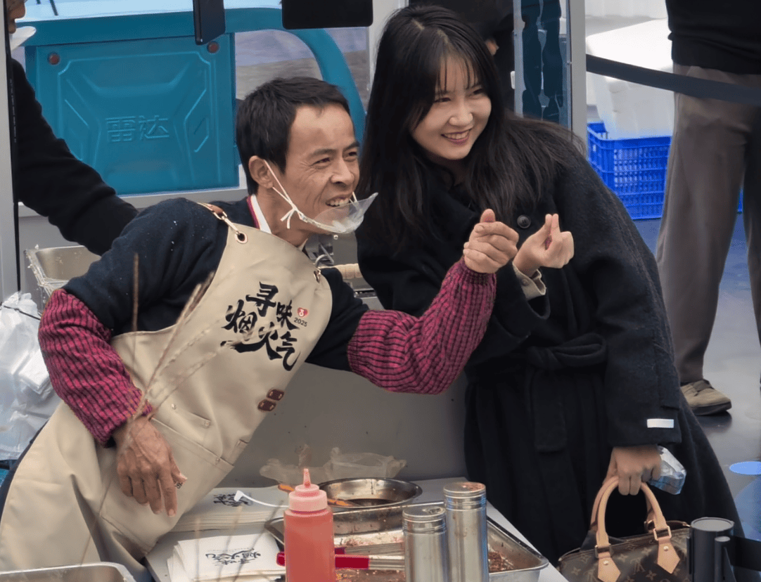 景德镇“鸡排哥”全国巡炸到蓉城……探索“烟火主理人”的爆火密