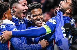 欧冠3-0！切尔西大胜10人巴萨！18岁巴西天才闪耀，蓝军3球被吹