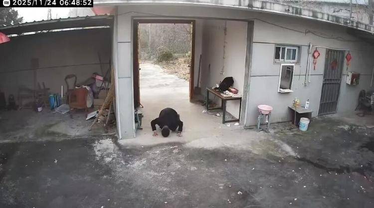 80后男子跪別已無親人老宅:沒有父母后家不再是家