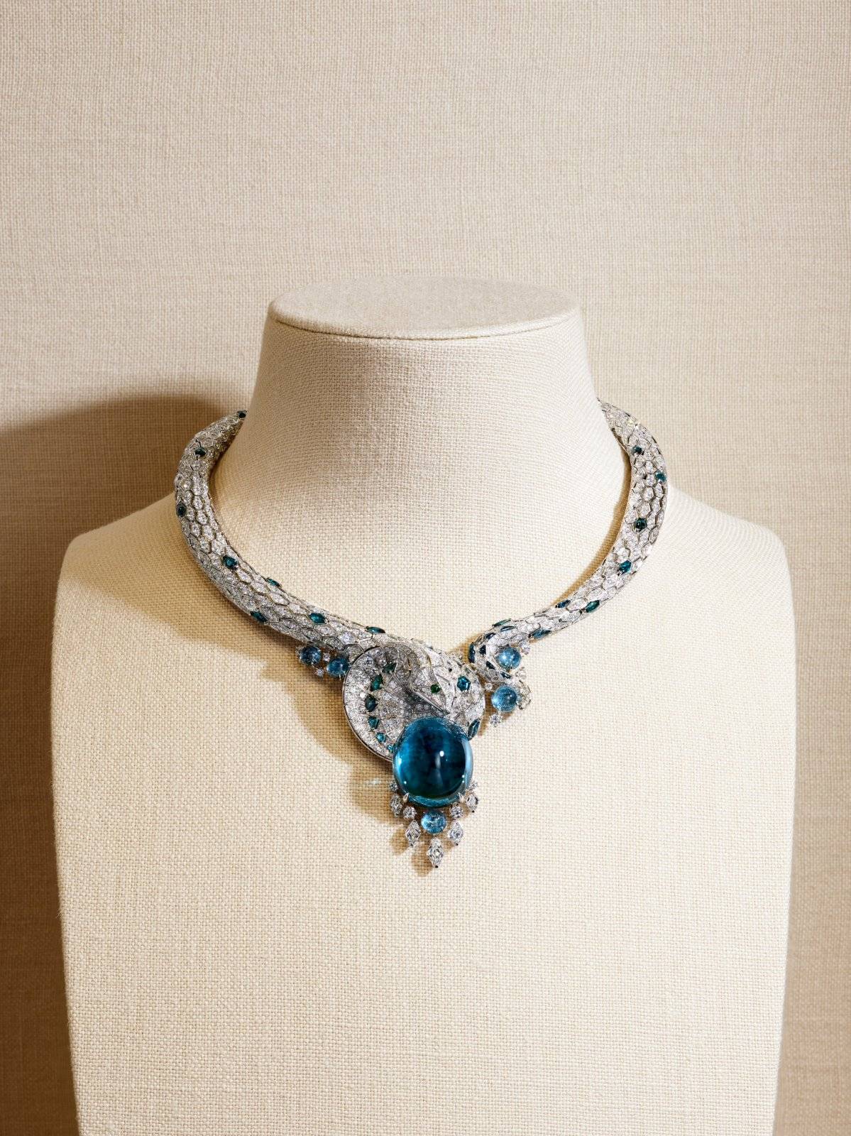 �����Ǹ߼��鱦����ƽ��֮��,��ʫ���µ������з��Ļ��ں�|������������