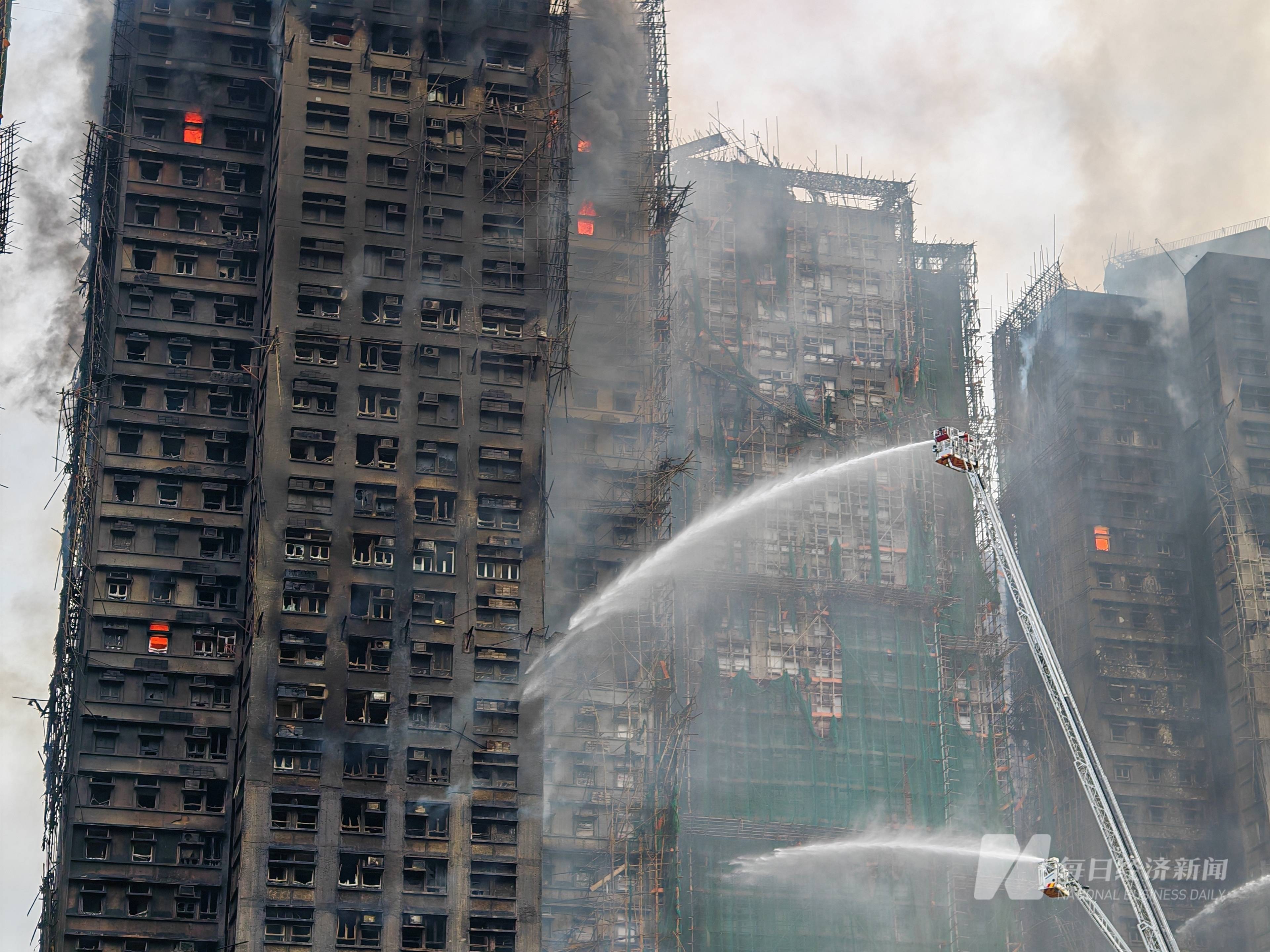 香港大埔火灾现场直击：明火逐渐被扑灭，消防员即将开始上楼搜救
