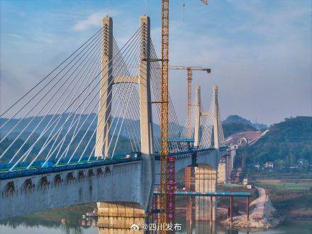 成达万高铁“世界之最”渠江特大桥合龙