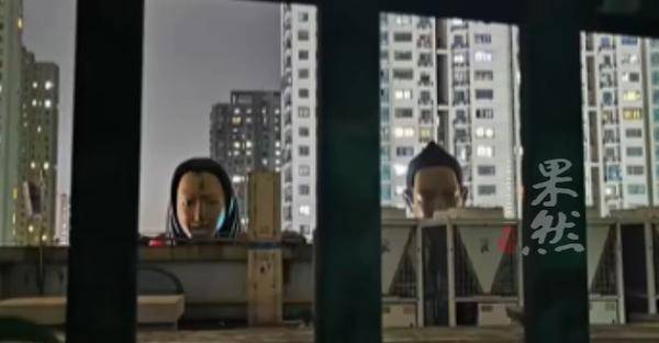 常州一商场楼顶现诡异人头雕像，网友：夜间被“盯”到发毛，仿佛在偷窥，商场回应