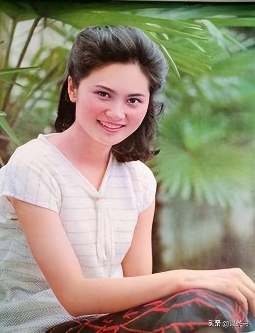 她80年代火遍全国，风光嫁给军委副主席儿子，离婚后却靠卖画谋生