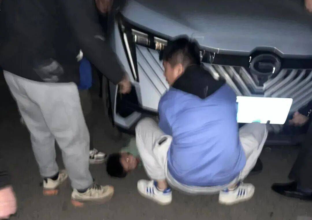孩童卷入车底,18人合力抬车完成生命托举 | 文明荆楚看鄂州_陈六全_居民_救援