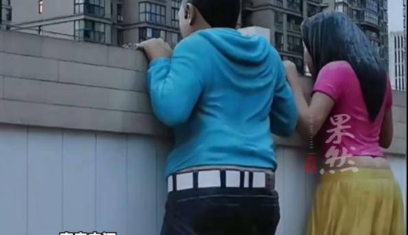 常州一商场楼顶现诡异人头雕像，网友：夜间被“盯”到发毛，仿佛在偷窥，商场回应
