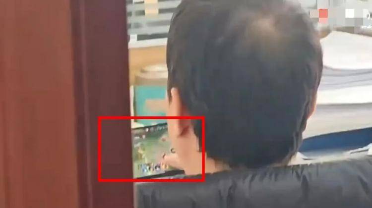 男子上班时间办公室打游戏敷衍来访群众?商洛市洛南县交通局纪检组回应