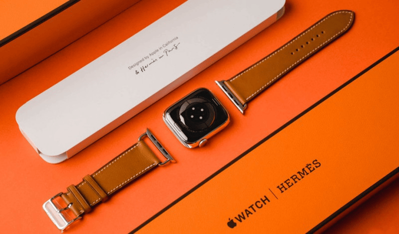 苹果推出1899元的装手机布兜,硬件卷不动只想躺赢?