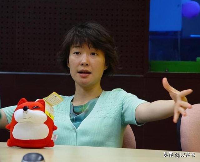 父亲是前央视台长，康辉是同班同学，她嫁初恋30年却至今无儿女