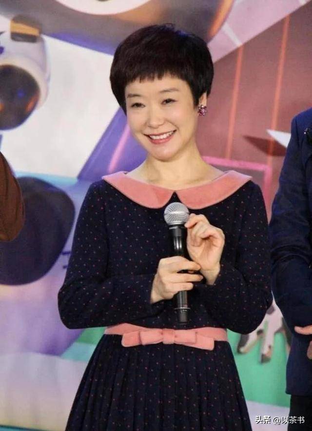 父亲是前央视台长，康辉是同班同学，她嫁初恋30年却至今无儿女