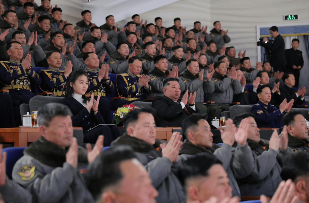 图片[10]-现场多图！金正恩携女儿着“亲子装”出席朝鲜空军活动，新导弹亮相 -华闻时空