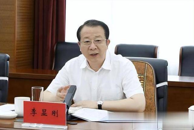 中纪委周末“打虎”，副部级陈伟俊被查，曾是浙江最年轻副省长