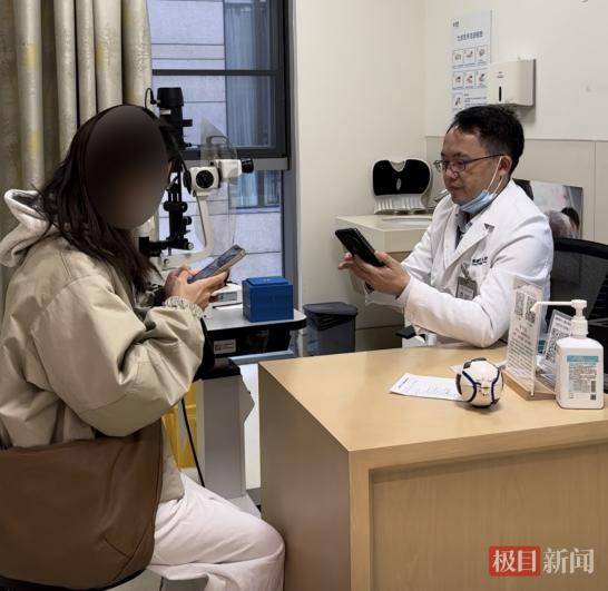 医生和患者面对面"玩手机",背后藏着8年医患情