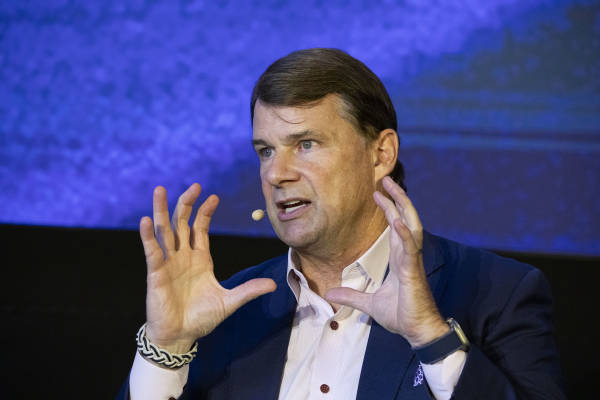 福特CEO：美国熟练技工数量远不及中国，超过100万个职位空缺 -华闻时空