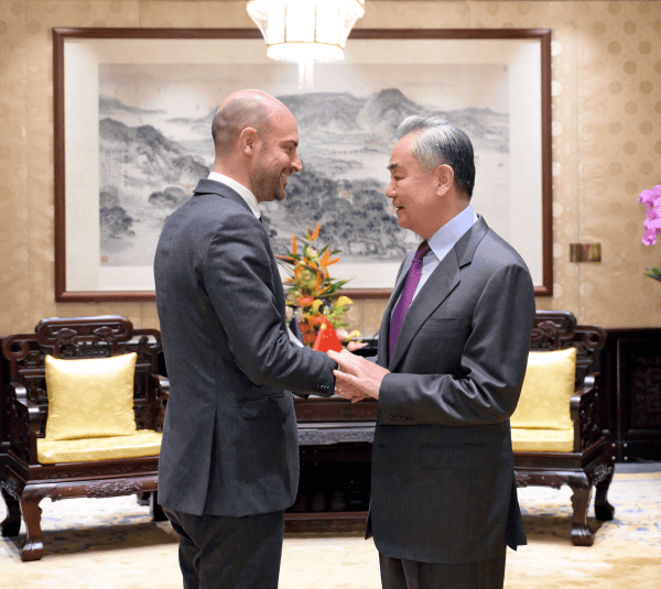 王毅会见法国外长巴罗