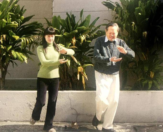 杨振宁逝世后翁帆首度参加活动,满脸微笑,翁母陪在身边心事重重