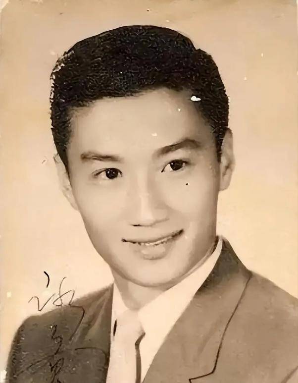 谢贤的家世曾经相当显赫,曾在广州从事银号生意,相当于如今的银行