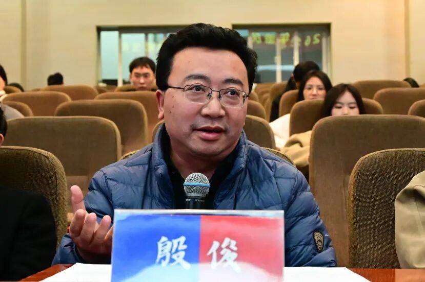 殷俊老师评委点评时代发展使物质层面应对能力进步,精神层面能科学