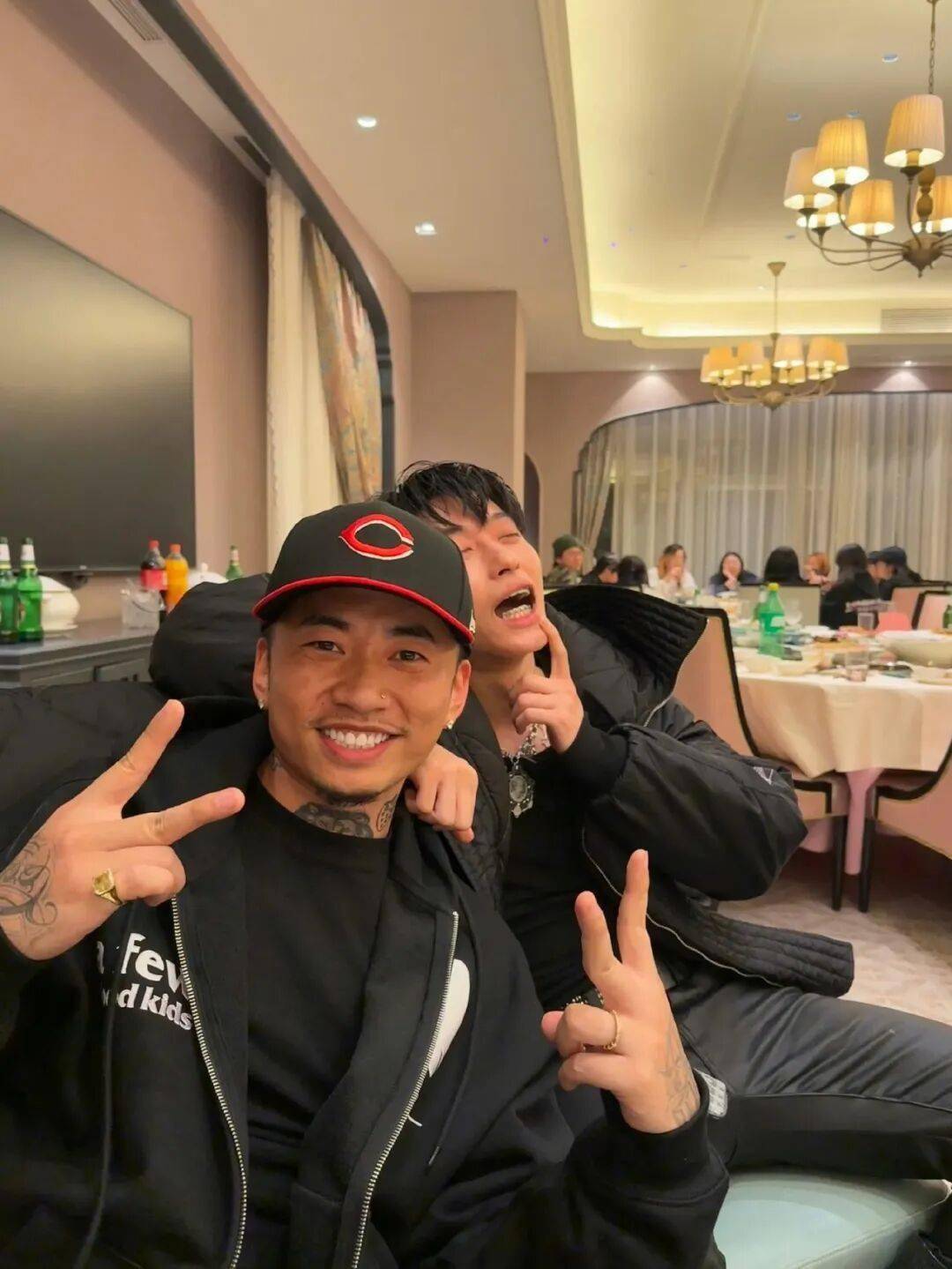 知名rapper和马思唯合影