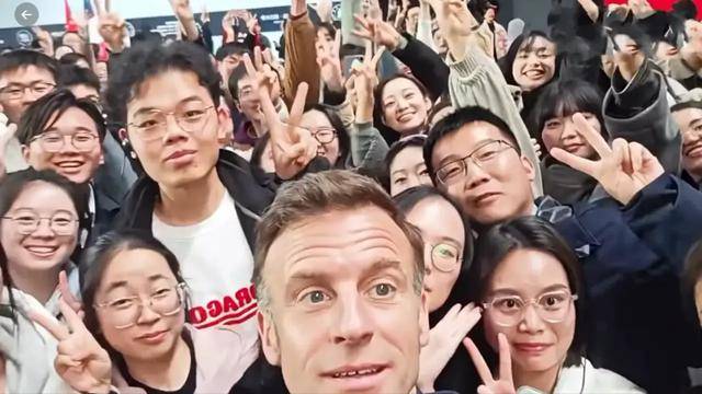 马克龙夫妇吃北京烤鸭!巩俐低调陪同有地位,穿一身黑衣气场超强