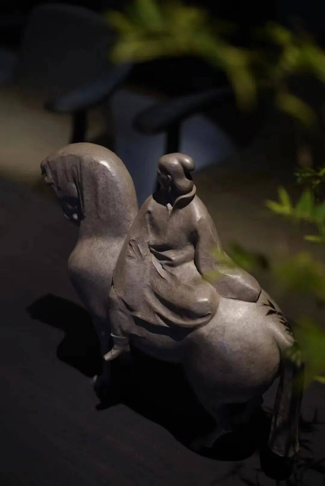 茶雾缠在一起倒茶时抬眼撞见这尊雕塑像忽然接住了古人倚马听风的闲