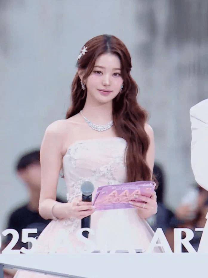 她惊艳亮相“AAA 2025”,美貌引发热议 插图6 她惊艳亮相“AAA 2025”,美貌引发热议 插图6