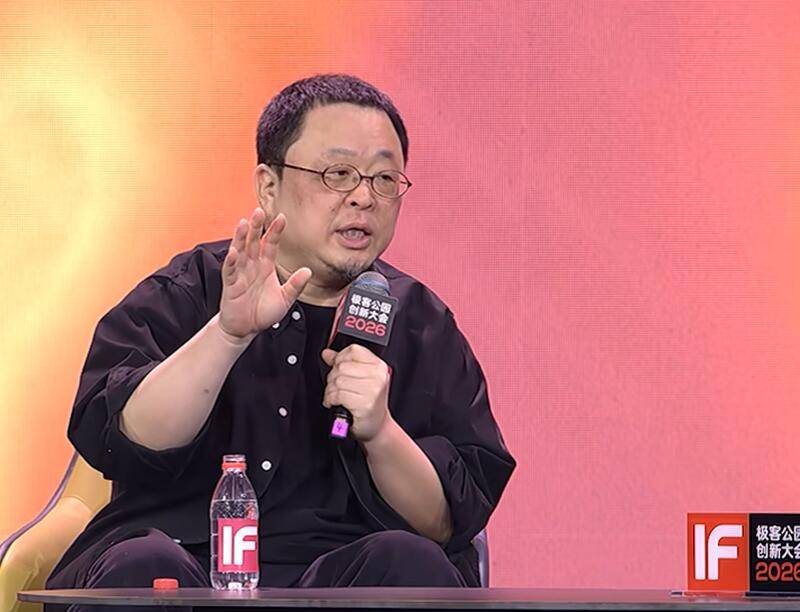 采访商业大佬靠脸就行?罗永浩大胆开麦!网友吵翻天