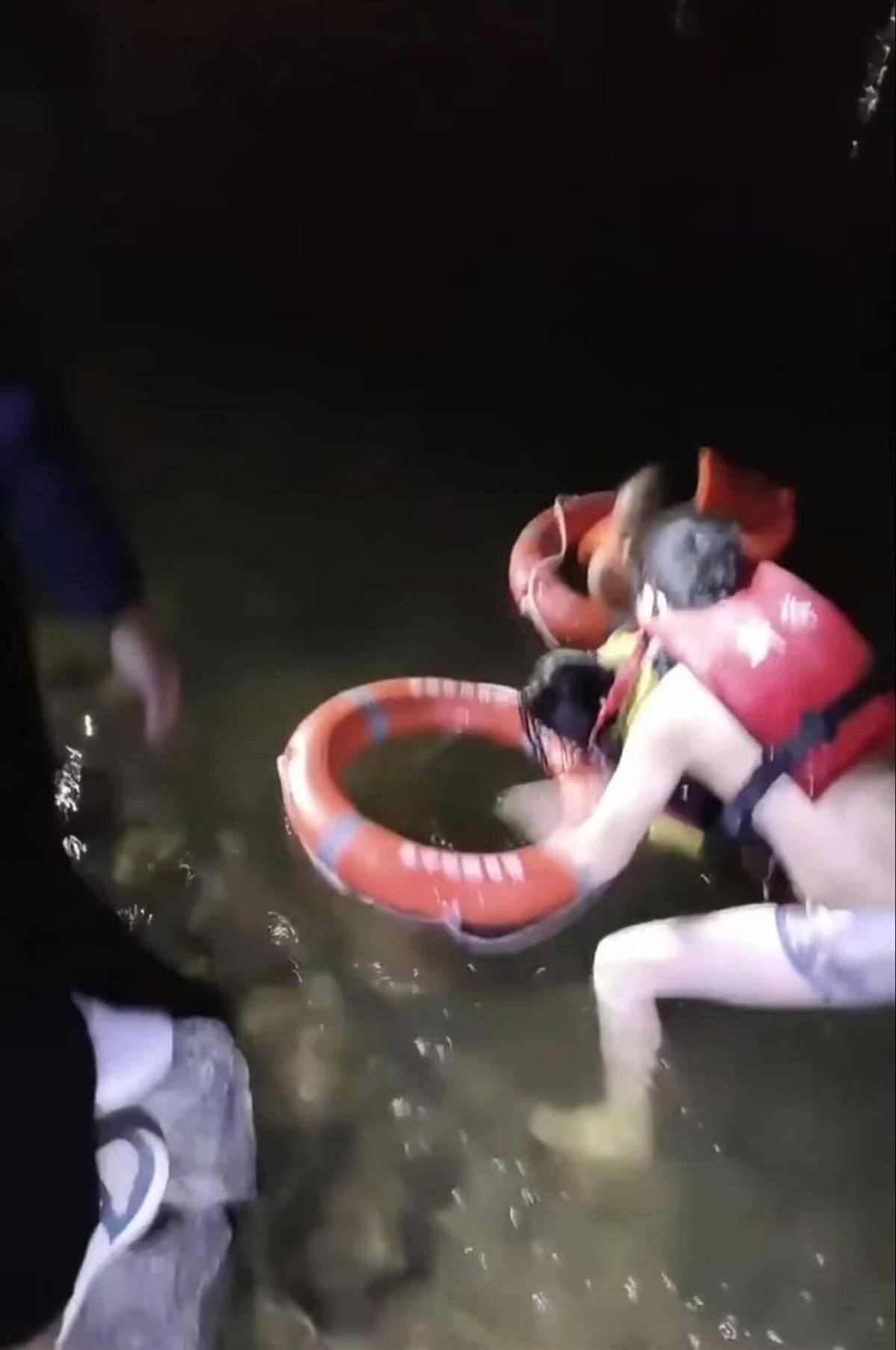 长沙一名女孩凌晨落水，两名钓鱼佬不顾寒冷下水将人救起