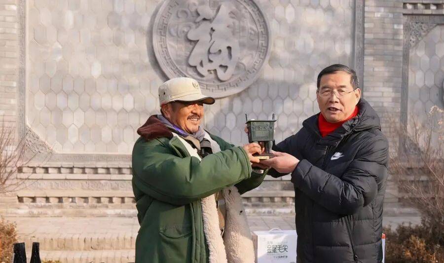 丝路迢迢情谊暖 商都郑州盼客来 ——郑州文旅推介团赴甘肃泾川慰问“东天山骆驼队”