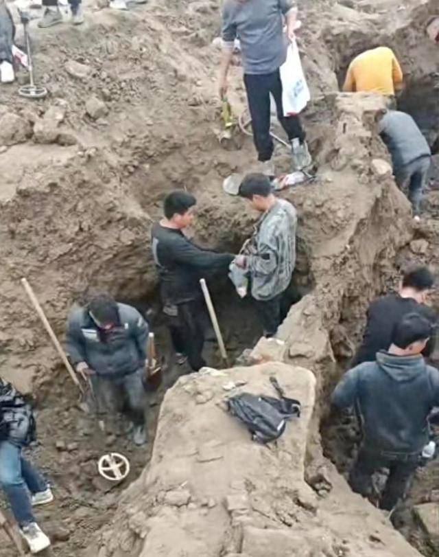 上海松江一农地有人扎堆“挖银元” 文保部门：已介入处理，将请专家挖掘鉴定