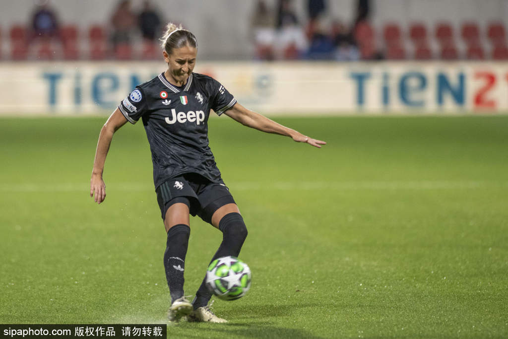 女足欧冠赛程进入生死时刻！巴萨13分领跑，皇马马竞命运迥异