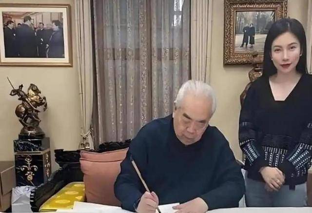 与女儿断绝关系仅1天,范曾担心的事发生了,小50岁娇妻受牵连