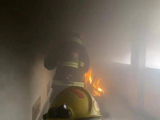 高层起火，卫生间是理想的避难场所？实测：11分钟就撑不住，最佳场所有个点很关键