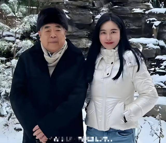 与女儿断绝关系仅1天,范曾担心的事发生了,小50岁娇妻受牵连