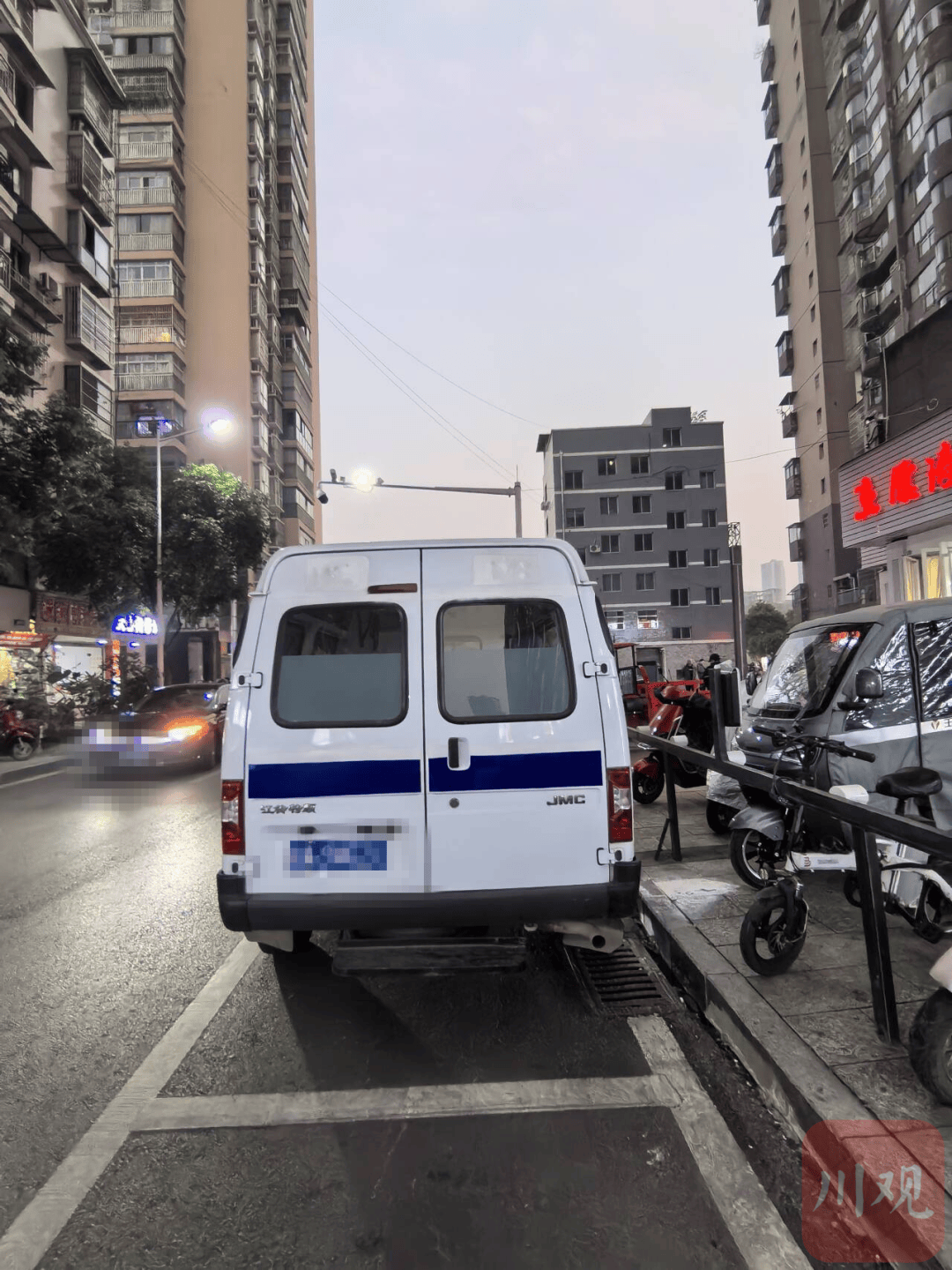 “山寨救护车”在成都、绵阳、南充等多地现身,已成行业新赛道?最新调查 “山寨救护车”在成都、绵阳、南充等多地现身,已成行业新赛道?最新调查