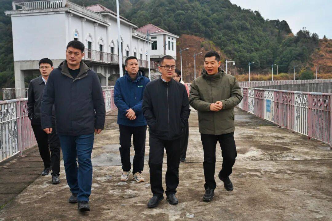 叶建国调研重点项目建设和水源地保护并开展巡河工作