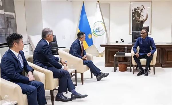 马云现身非洲:与卢旺达总统会谈 全场欢呼不断