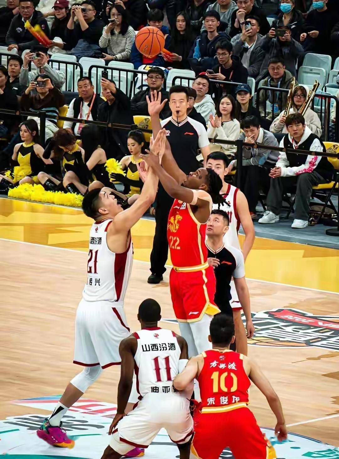 CBA再这样下去，真的没人看了，也会影响中国男篮的水平，不值得啊……！
这赛季中国篮球联赛让球迷憋了一肚子火，花钱进场看得窝火，守着屏幕找信号像玩侦探游戏。 这种“越看越气”的体验正在慢慢耗光球迷本就