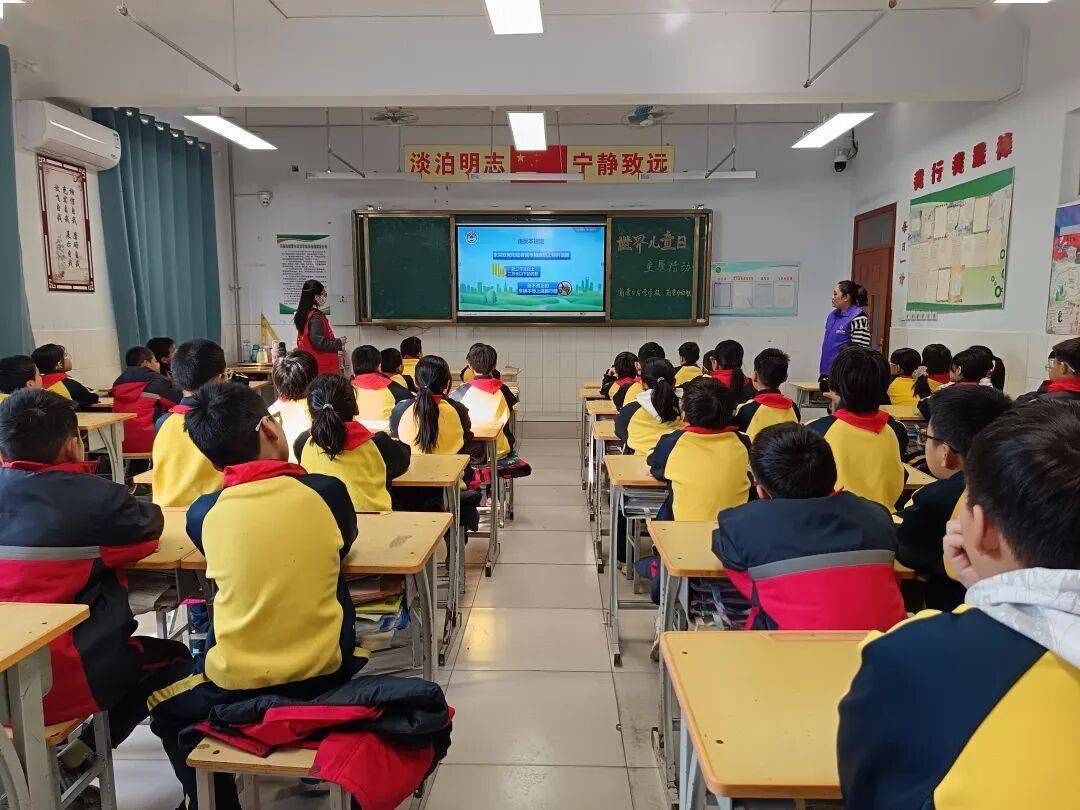 11月25日,旧城镇新时代文明实践所组织志愿者开展移风易俗宣传活动