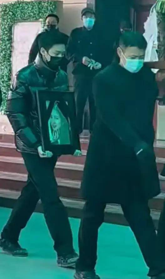 王卫国爆料,他与何晴是邻居,经常送她就医,儿子单独租房住