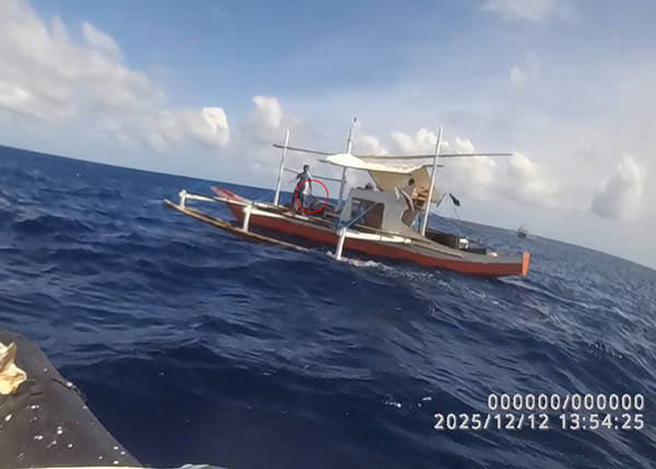 菲方拿长刀挑衅画面公开,专家:菲已用“武装渔民”手段碰瓷