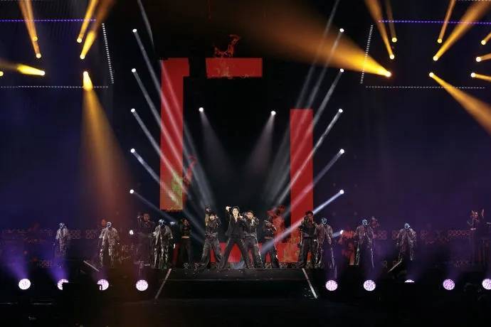 宇树科技人形机器人给王力宏伴舞，并完成高难度“韦伯斯特”空翻