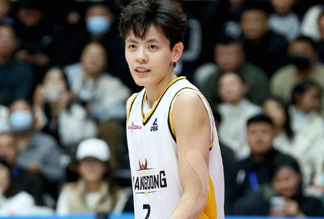 巅峰对决！杨舒予18+6三分反超球广东女篮逆转新疆 8战全胜领跑