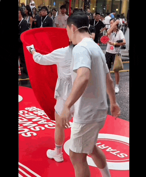 消失已久的贾玲再度现身，美到被怀疑换成克隆人……