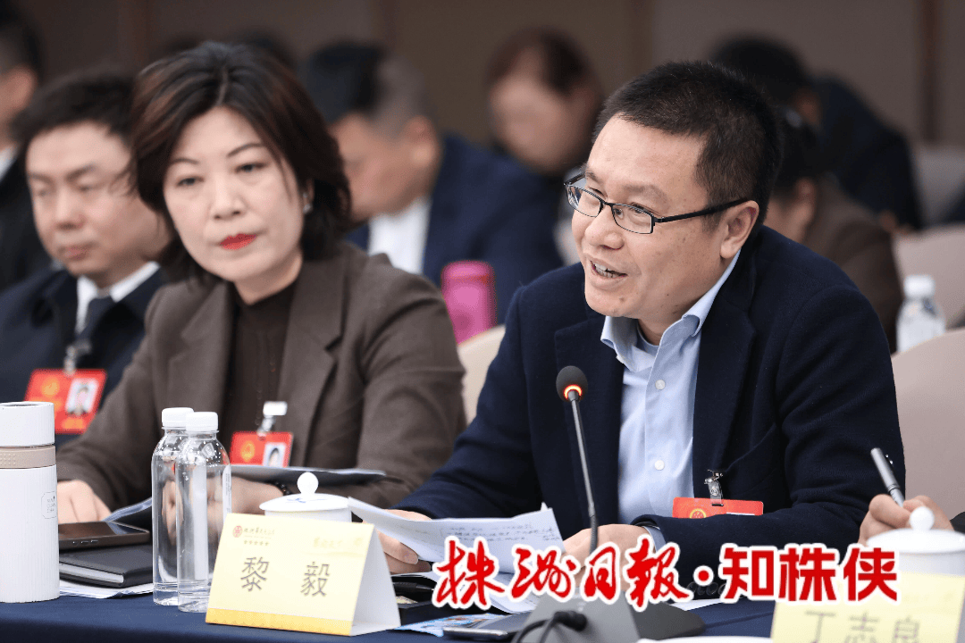 12月24日,市委书记曹慧泉先后来到市十六届人大五次会议醴陵市代表团