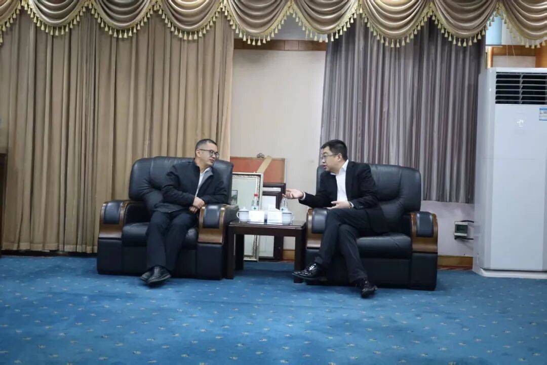 叶建国带队赴银行对接工作