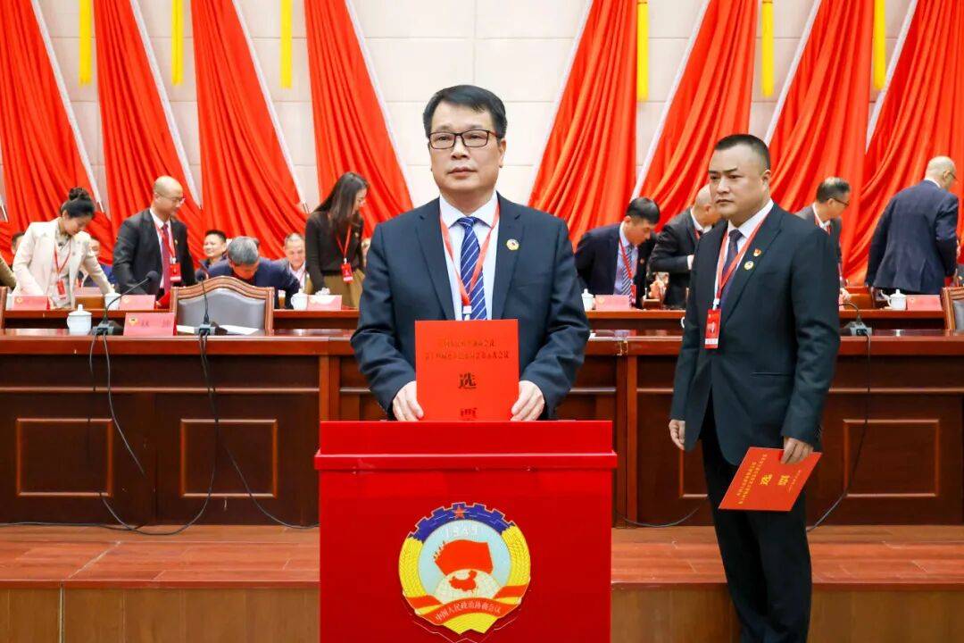 县政协补选2名常务委员