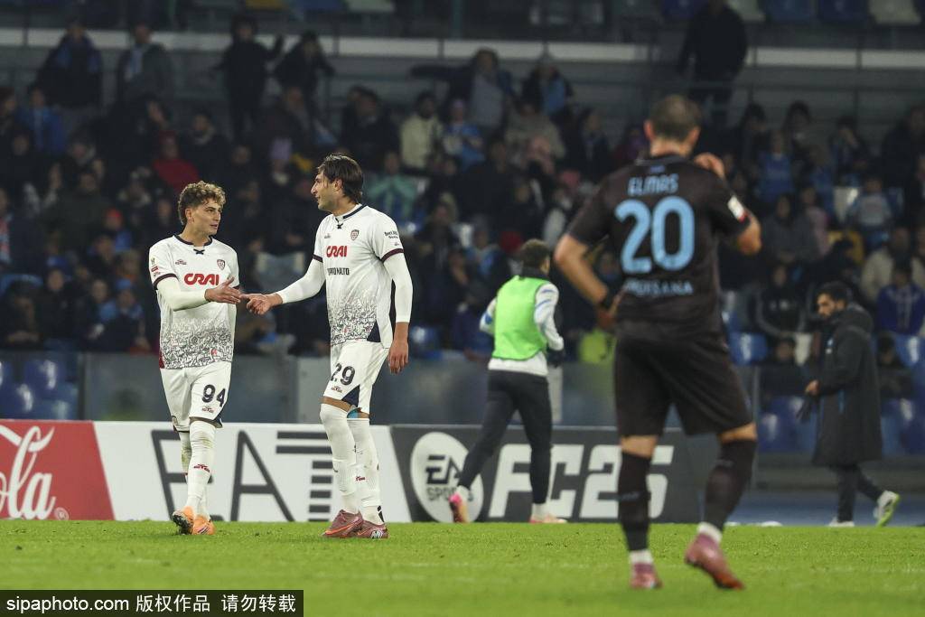 老兵不死！瓦尔迪赛前领取意甲11月最佳球员奖杯，38岁依然闪耀