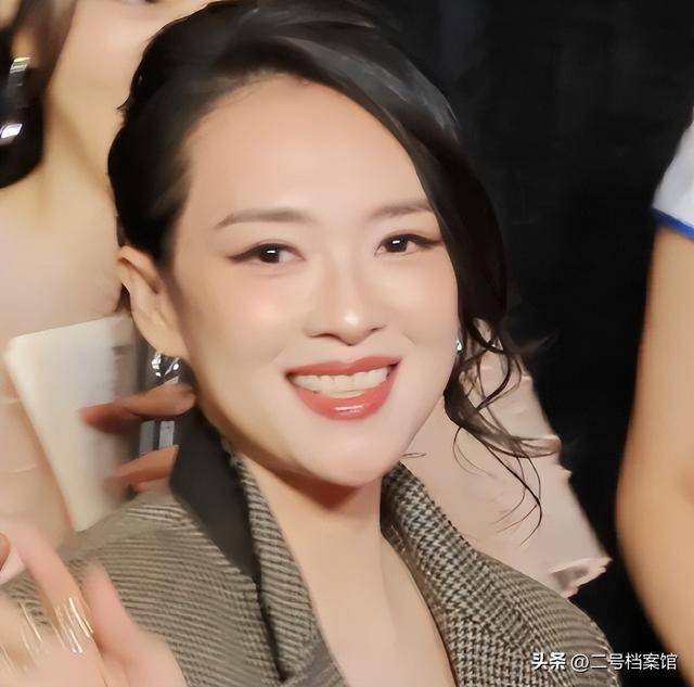 12月还没过，46岁章子怡再次官宣喜讯，离婚前说的话她做到了