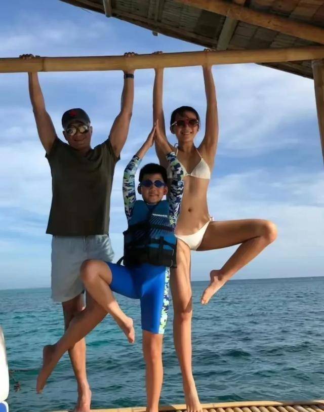 嫁给著名演员26年，生下“大明星”儿子，还有贴心女儿，好幸福